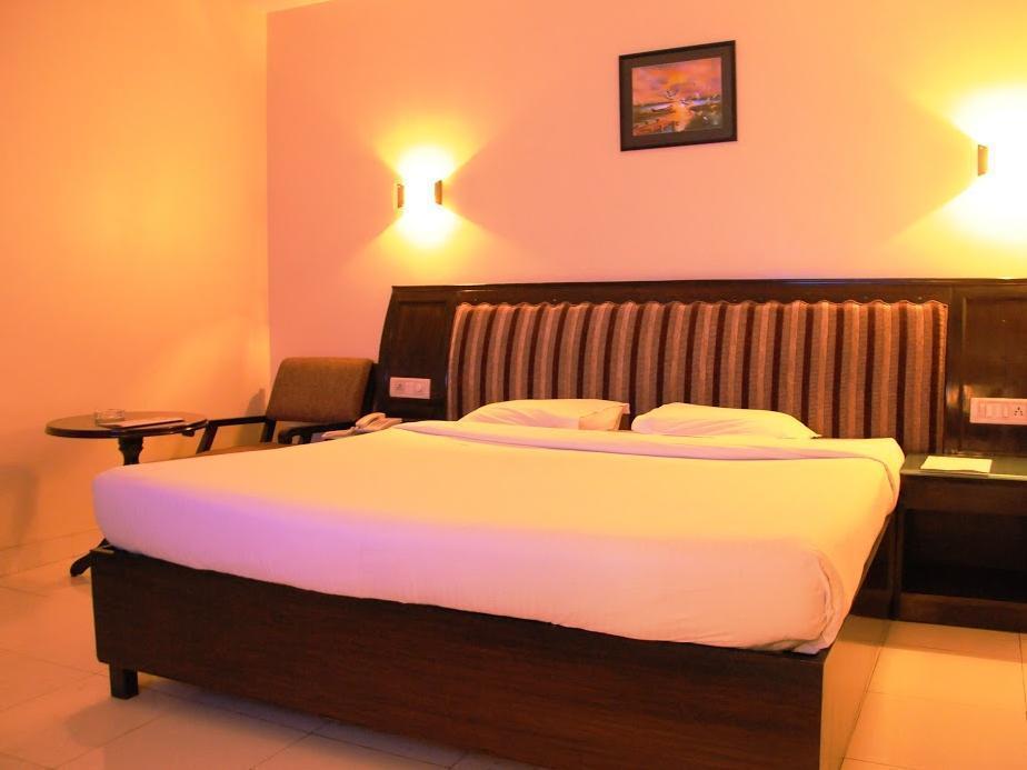 Treebo Trend Grand Plaza Nampally Хидерабад Екстериор снимка