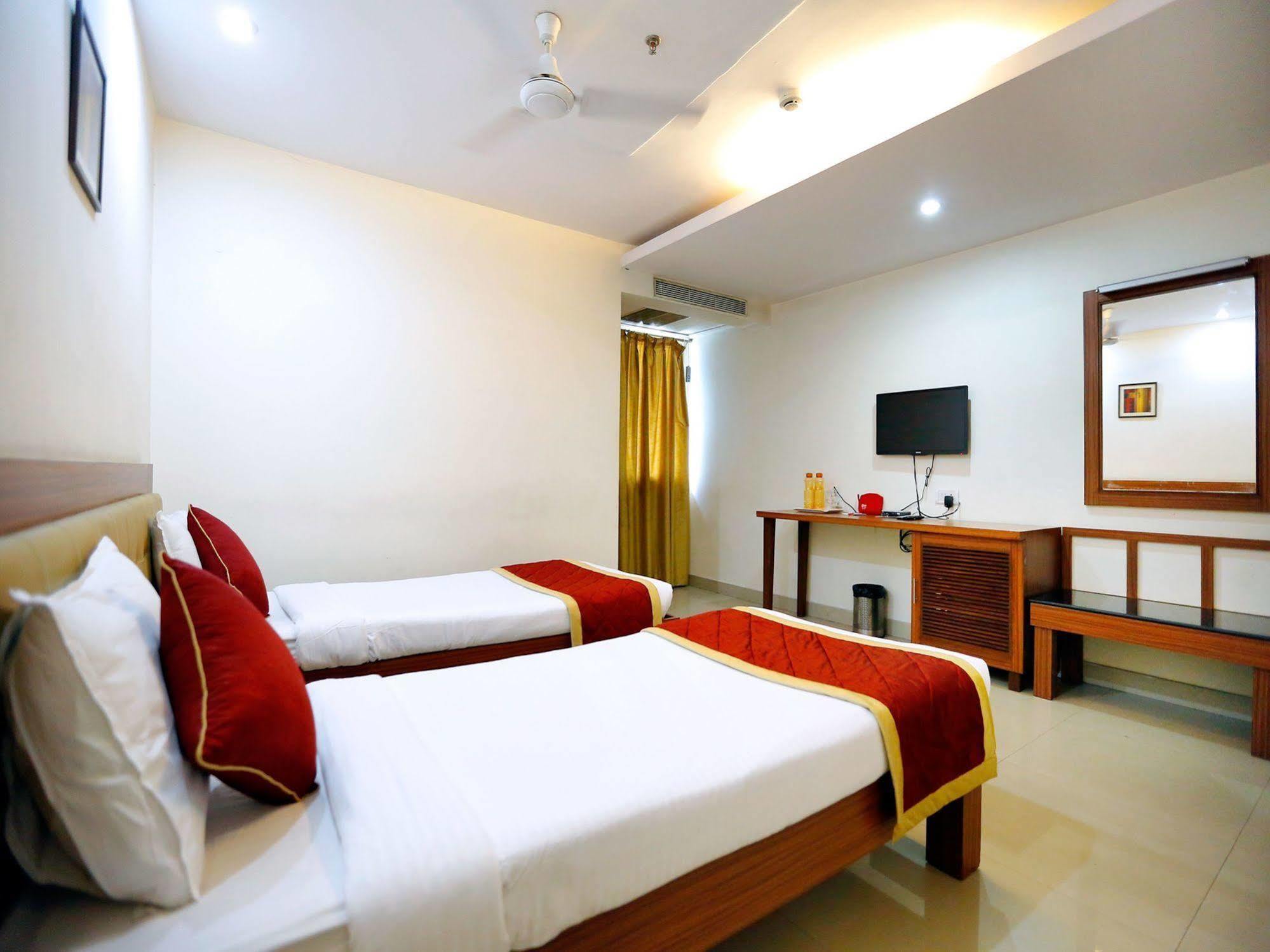 Treebo Trend Grand Plaza Nampally Хидерабад Екстериор снимка
